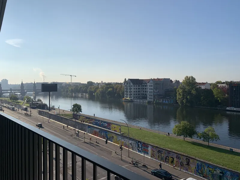 Attraktive Neubauwohnung mit 2 Zi, EBK und Spreeblick neben East Side Gallery in Berlin — photo 1